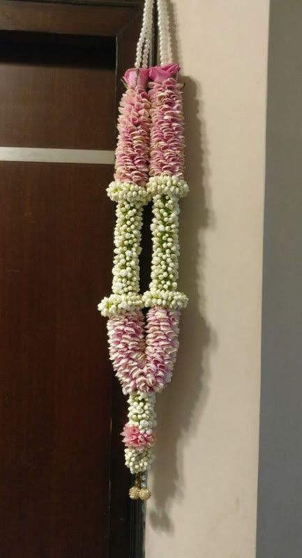 White malle pink rose petals 